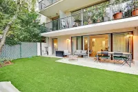 Passy - Eiffel Tower - Amazing 2Br with Garden Hotels in Auteuil