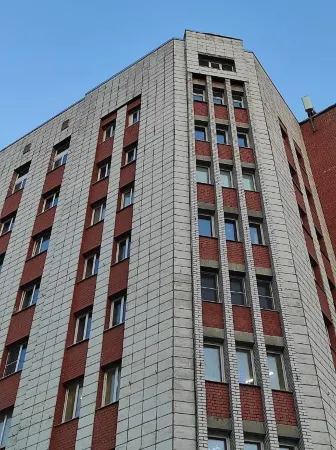 На Воскресенской Отели рядом с достопримечательностью «Памятник доблестным защитникам советского севера»