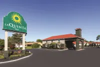 La Quinta Inn by Wyndham Sandusky Near Cedar Point - Parking