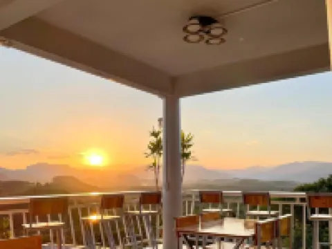 เขาสก99แคมป์แอนด์คาเฟ่ โรงแรมในอำเภอ พนม