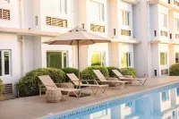 Microtel by Wyndham South Forbes Near Nuvali - Pools