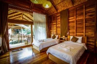 Tique Series Boutique Resort - Pemandangan Pantai
