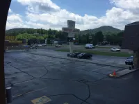 Conner Hill Motor Lodge - parking