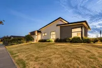 Zenith Escapes Your Quintessential 4BR Haven -  case vacanza in affitto