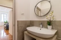 Elegante 8 Posti Vicino Alla Stazione - Grey e Blu Hotels in Grignano