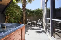 Blenheim Palms Motel - Hot Tub