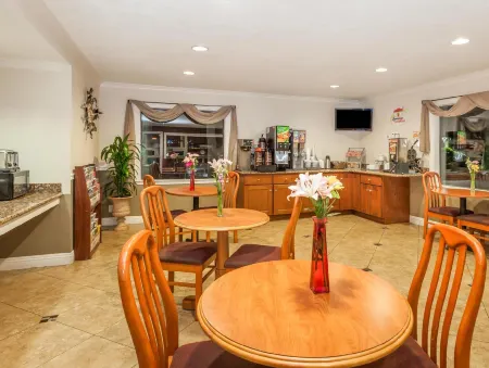 Super 8 by Wyndham Bakersfield/Central