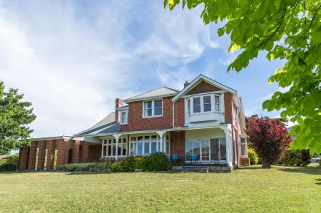 Riverfront Motel & Villas Отели рядом с достопримечательностью «Тасманиан Транспорт Музеум»