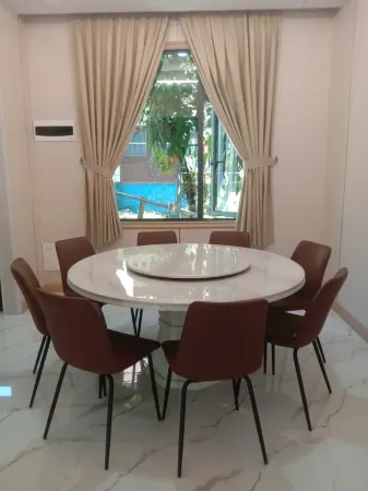 M VILLA PARAPAT Отели рядом с достопримечательностью «Pantai Bebas Parapat Danau Toba»