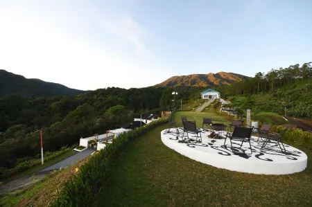 Casa de Monique Villas & Glamping Retreat Отели рядом с достопримечательностью «Таман Сафари Индонезия Богор»