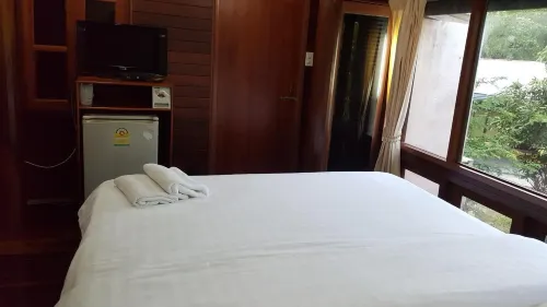 Ruean Mai Chai Khlong - 3-Star