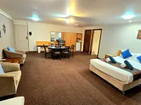 Hilltops Retreat Motor Inn Hotels in Young