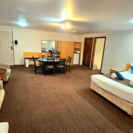 Hilltops Retreat Motor Inn Отели в г. Янг