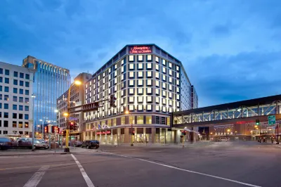 Hampton Inn & Suites Minneapolis/Downtown Hotel dekat University Recreation and Wellness Center