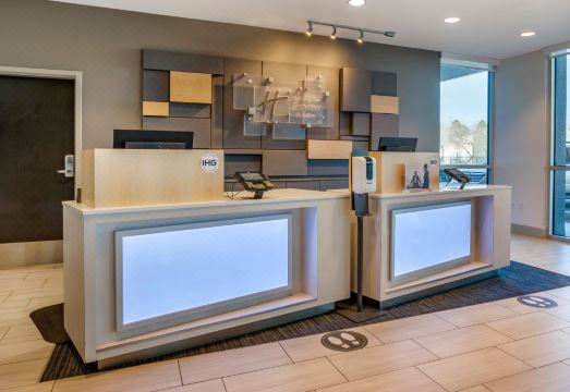 2. 홀리데이 인 익..