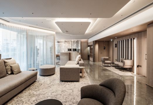 AC 호텔의 루프탑 수영장 전경