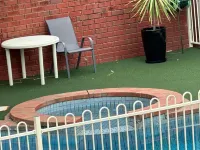 Courtyard Motor Inn - Pools