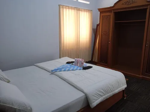 Mutiara Guest House Syariah Hotel di Padang Lua