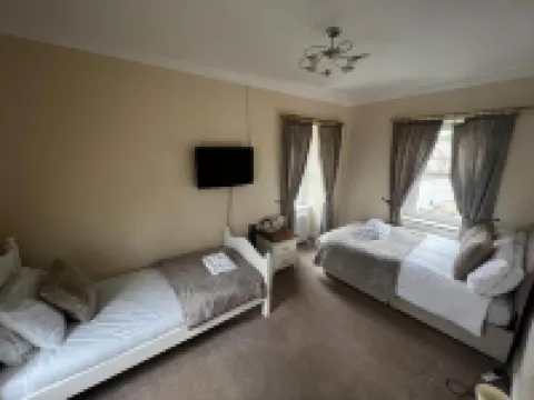 The Village Inn Hotels in Lanark