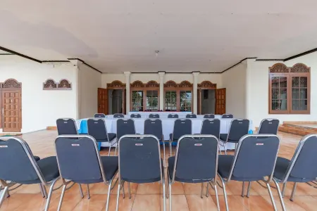 RedDoorz Plus at Wisma Kenanga Sukabumi Отели в г. Cikole