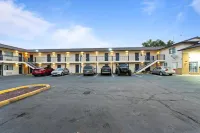 Quincy Inn and Suites - parking