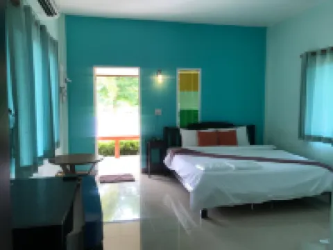 แสงทองบีชรีสอร์ท โรงแรมในอำเภอ แหลมสิงห์