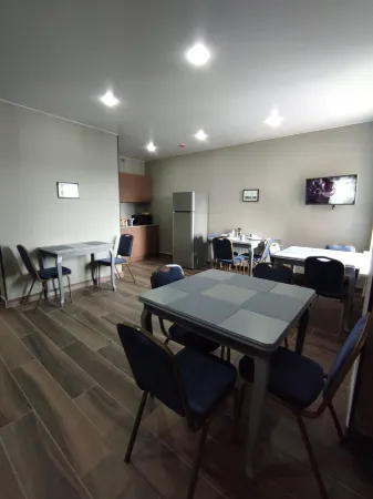 На Воскресенской Отели рядом с достопримечательностью «Памятник доблестным защитникам советского севера»