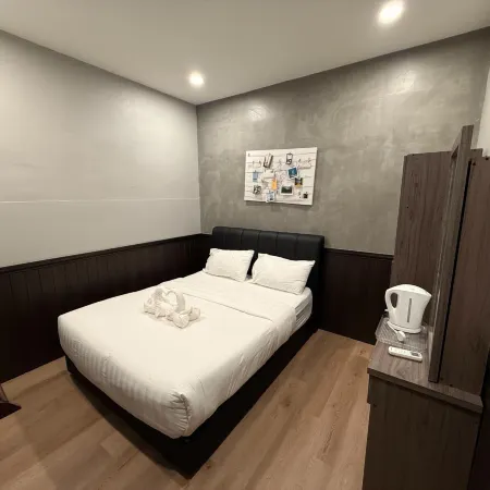 Concrete Jungle Cabin Отели рядом с достопримечательностью «Часовая Башня Аткинсон»