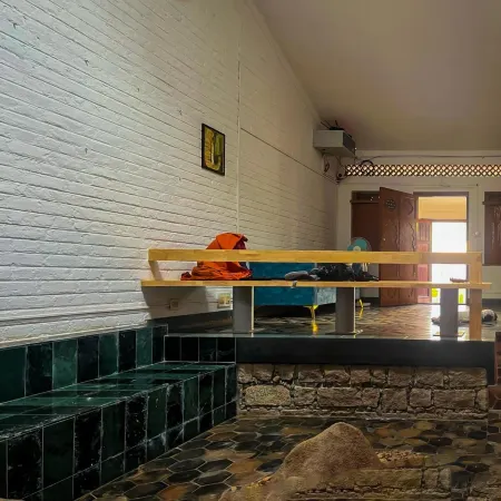 Rahees Bi Roambay -Backpacker Hostel