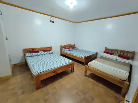 Log Homes Inspired Unit w/ Wi-Fi and Cable Отели рядом с Аэропорт Багио Локан