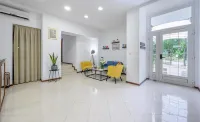 Yellow House with Private Parking