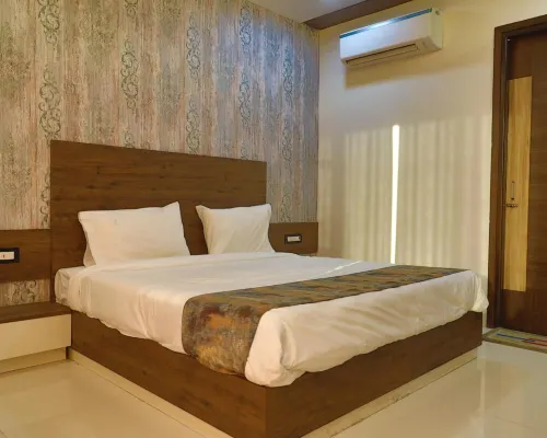 Hotel Golden Leaf Hotel dekat Kompleks Capitol