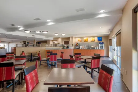 Comfort Suites Foley - North Gulf Shores Отели рядом с достопримечательностью «OWA Parks & Resort»