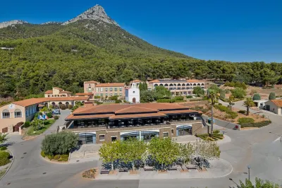 Domaine des Gueules Cassees Hotels near De Neuville