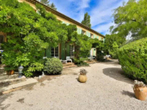 Logis Hôtel Castel Mouisson Hotels in Barbentane