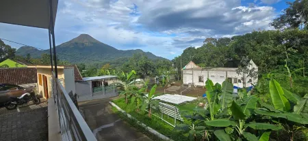 Holi Homestay Trawas Отели в г. Моджокерто