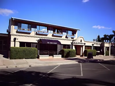 The Town House Motor Inn Hotels in 