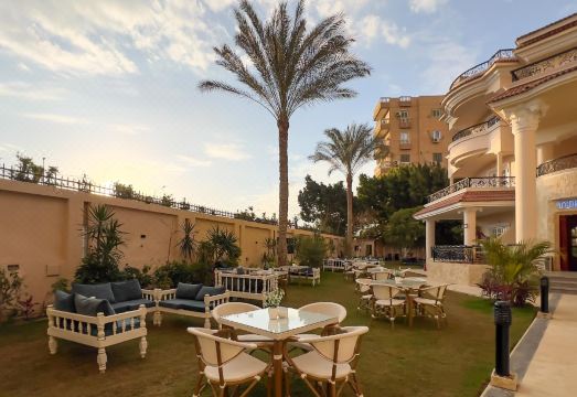 Turquoise Pyramids Palace의 정원