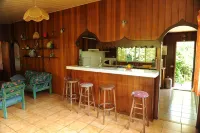 Pension Te Miti : hebergement touristique sur Tahiti - cote Ouest - à 200m de la plage - B&B : chambres & dortoir - 2 étoiles