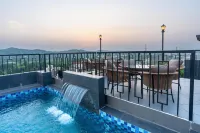 Regenta Place The Golden Castle Baddi - Pool