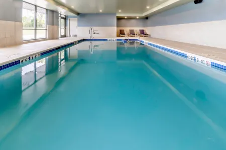 Holiday Inn Express & Suites Milwaukee – West Allis