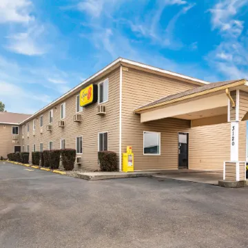 Super 8 by Wyndham Lewiston