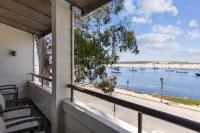 456 Embarcadero Inn & Suites