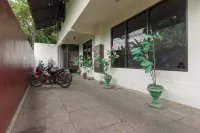 RedDoorz @ Malalayang 2 Manado - Pensions