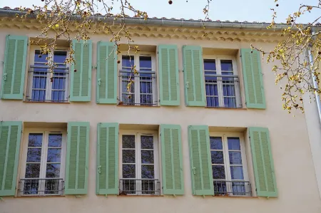 Sous les Platanes Отели рядом с достопримечательностью «Le Village des Automates»