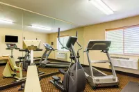 Super 8 by Wyndham Cozad - Phòng Gym