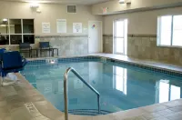 La Quinta Inn & Suites by Wyndham Ankeny IA / Des Moines IA 2402 SE Tones Dr., Ankeny, Io - プール