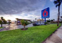 Motel 6 Cocoa Beach, FL - parking