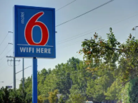 Motel 6 Springfield or  Eugene North Hotels in Springfield