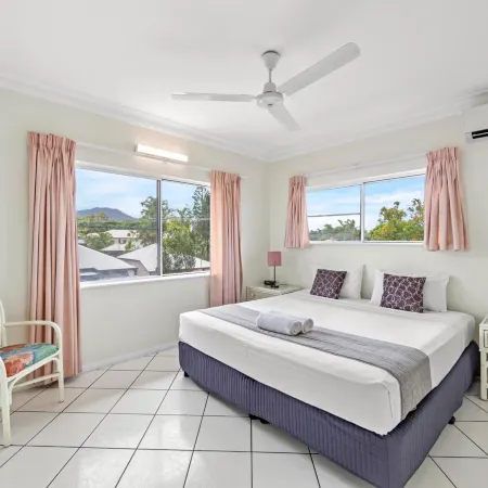 Koala Court Holiday Apartments Отели рядом с достопримечательностью «Кладбище Мак-Леод стрит Пайонир»